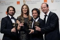 Mark Boal, Kathryn Bigelow, Greg Shapiro y Nicholas Chartier posan con sus BAFTA luego de que "The Hurt Locker" ganara como mejor película. Chartier fue el del e-mail